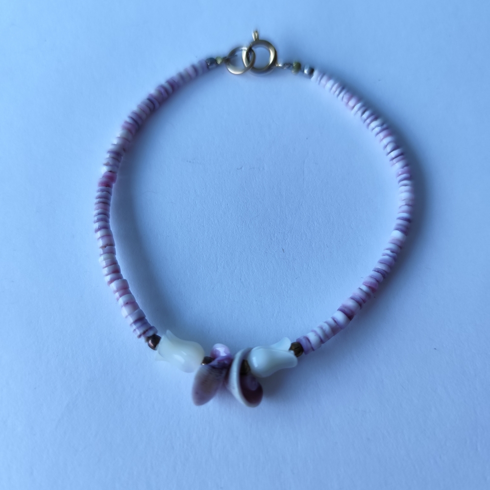 3/$25💙Natural purple and white heishi shell beaded bracelet